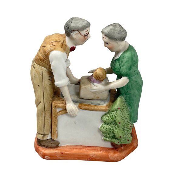 Vintage Norman Rockwell Wrapping Christmas Presents Sculpture Figurine - Picture 2 of 9